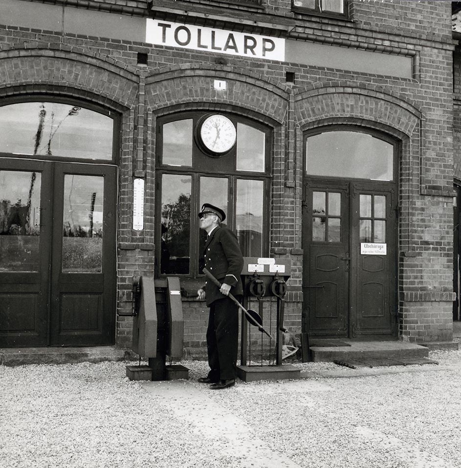 tollarp station, Personal vid järnvägen fäller bommarna i Tollarp.